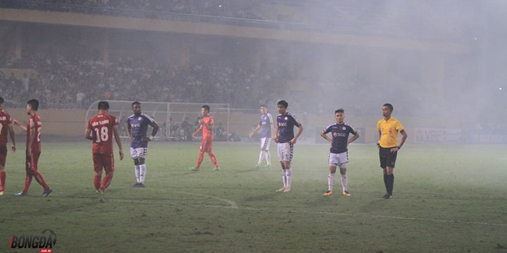 Trận Hà Nội gặp Hải Phòng gián đoạn vì pháo sáng - Bóng Đá