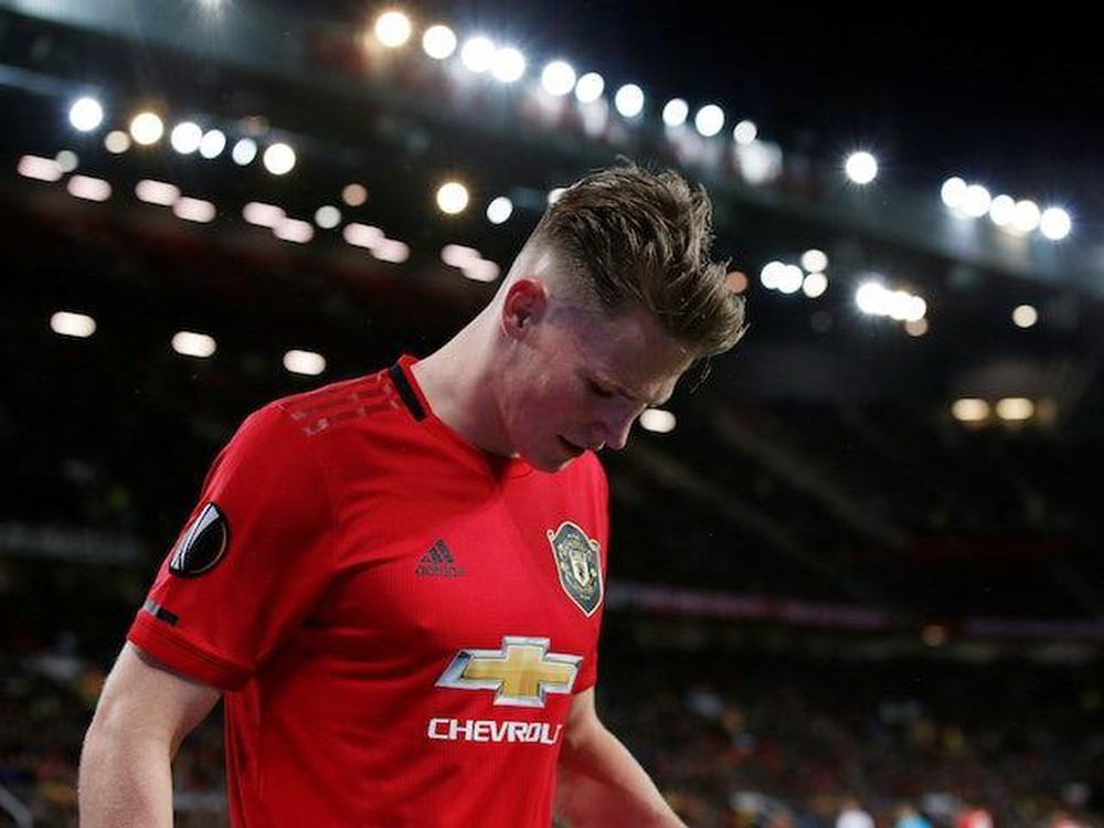 Manchester United midfielder Scott McTominay pictured on crutches after injury - Bóng Đá