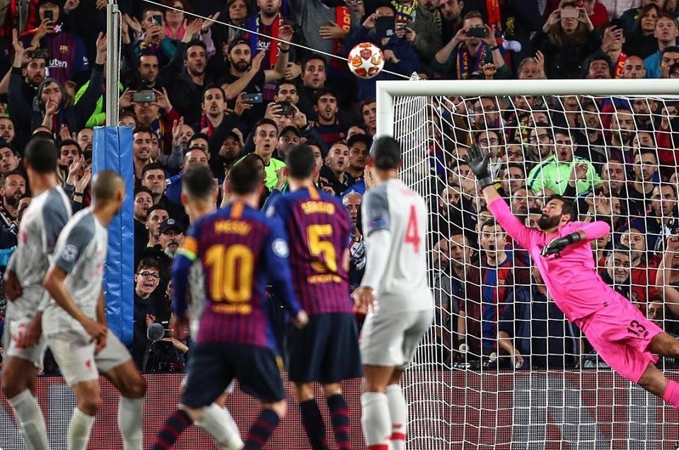 Tại sao Alisson bất lực trước cú đá phạt của Messi? - Bóng Đá