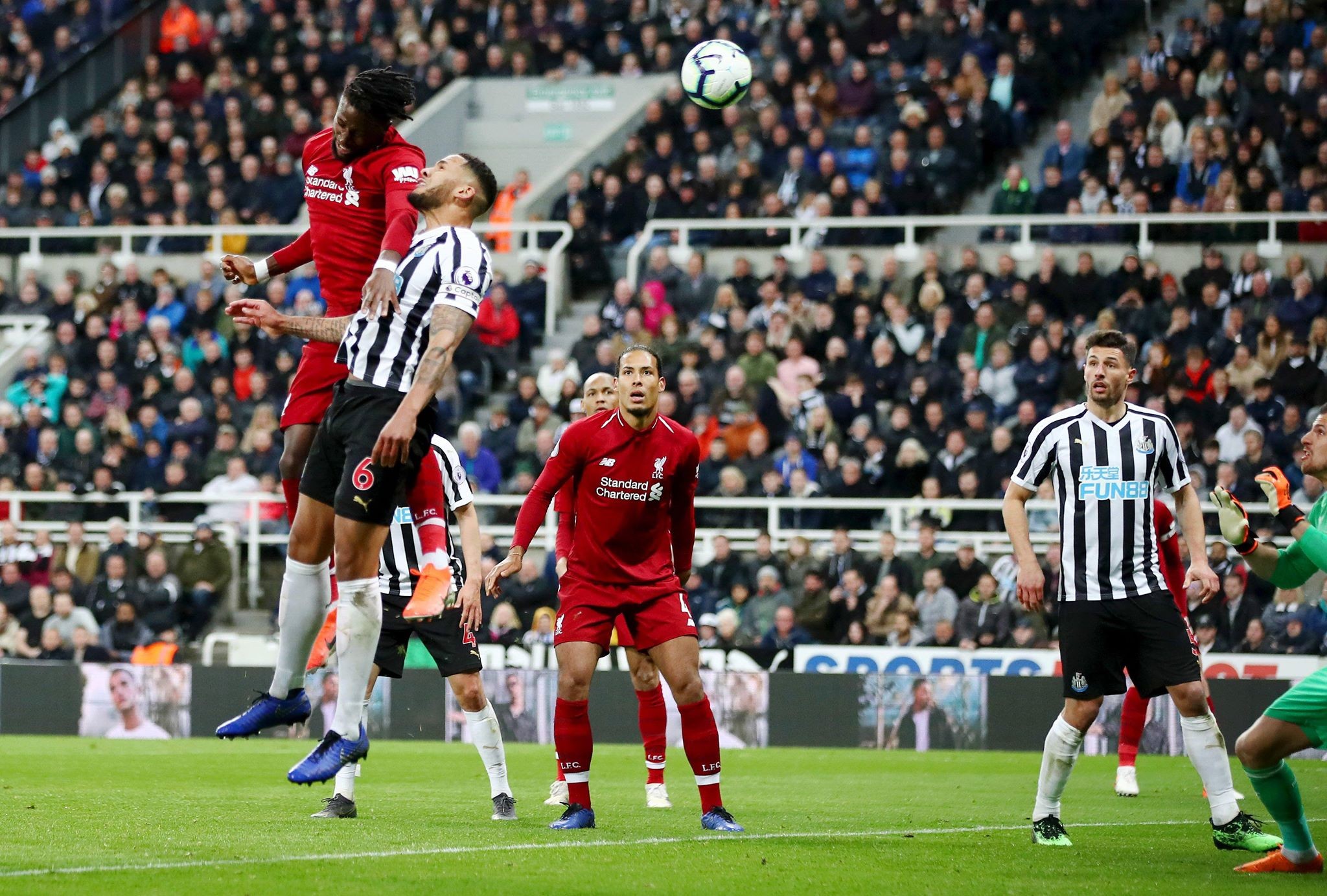 'Cậu ấy đã bật nhảy cao hơn hẳn người theo kèm' - Bóng Đá