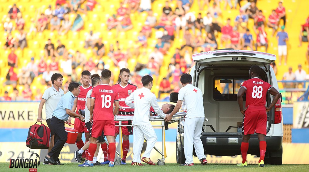 Được trọng tài sơ cứu cầu thủ Bình Dương thoát nuốt lưỡi - Bóng Đá