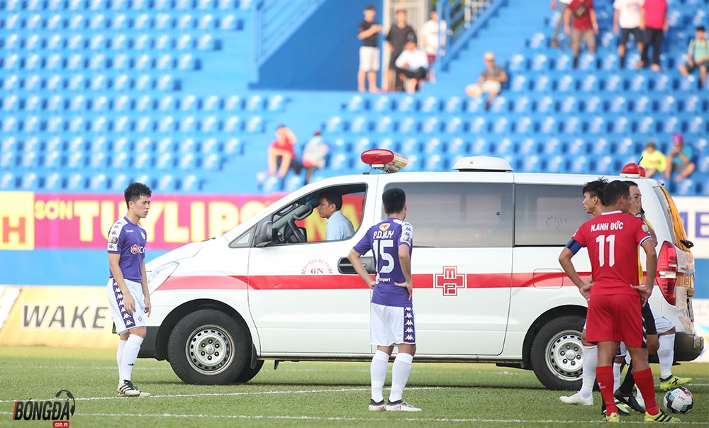 Được trọng tài sơ cứu cầu thủ Bình Dương thoát nuốt lưỡi - Bóng Đá