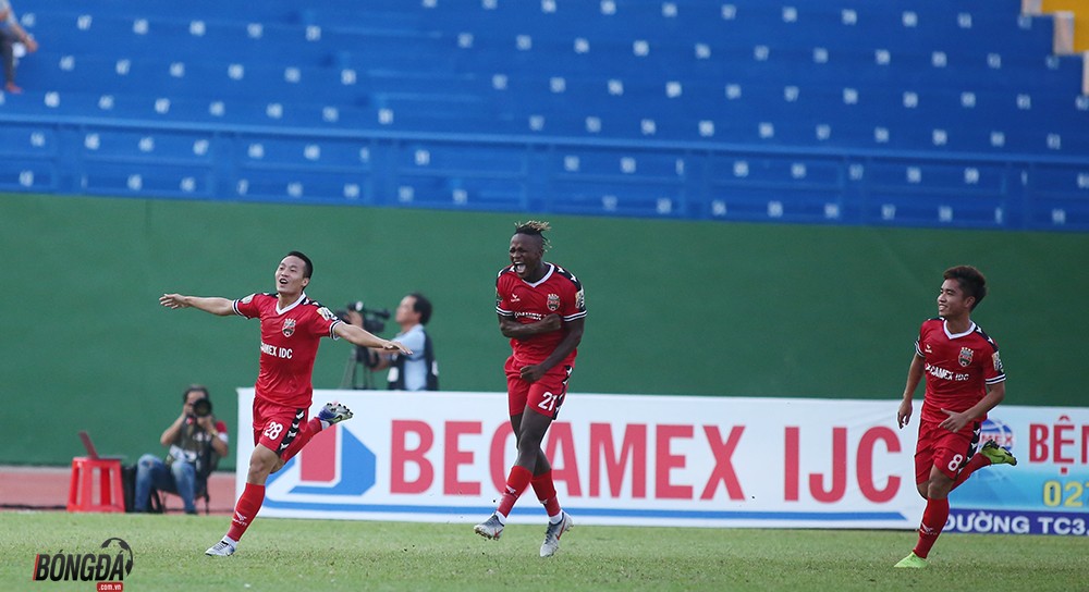 Tấn Trường mắc sai lầm, Hà Nội FC thoát thua trên sân Gò Đậu - Bóng Đá