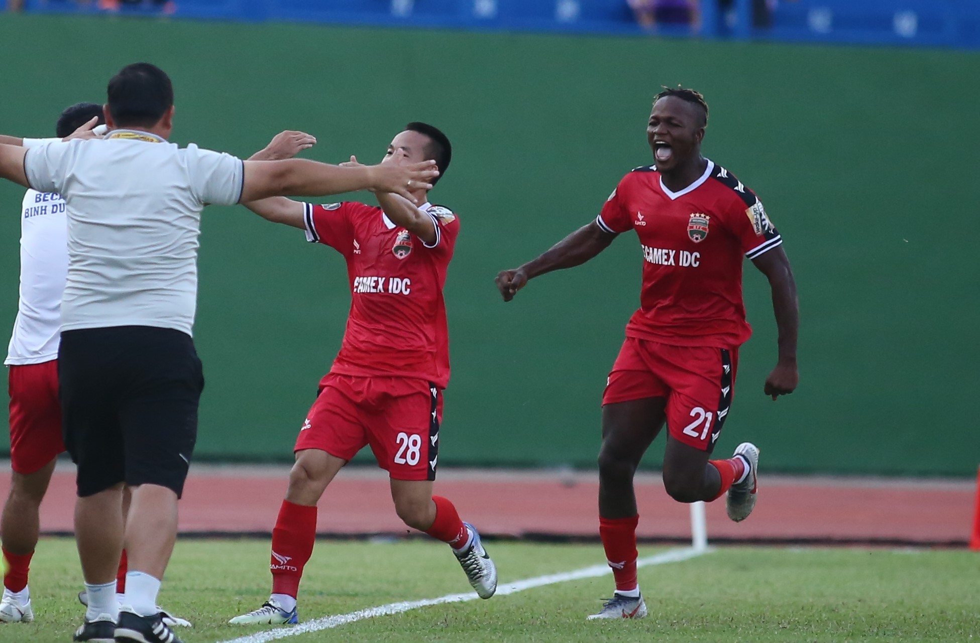 Ngoại binh tỏa sáng, Bình Dương có 3 điểm trên sân nhà - Bóng Đá