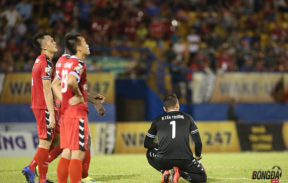 Tấn Trường mắc sai lầm, Hà Nội FC thoát thua trên sân Gò Đậu - Bóng Đá