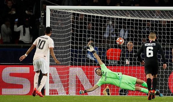 Khoảnh khắc VAR đưa Man Utd đi tiếp - Bóng Đá