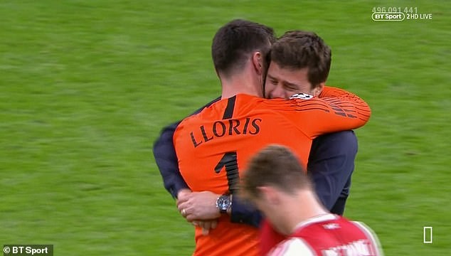 Pochettino gục đầu, khóc nức nở khi Tottenham ngược dòng không tưởng - Bóng Đá