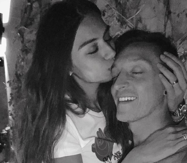 Bất đồng với Emery, Ozil cùng vợ rời nước Anh - Bóng Đá