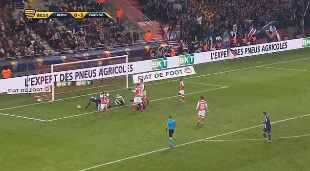 Neymar dùng mông chuyền bóng, Mbappe dùng tay ghi bàn - Bóng Đá