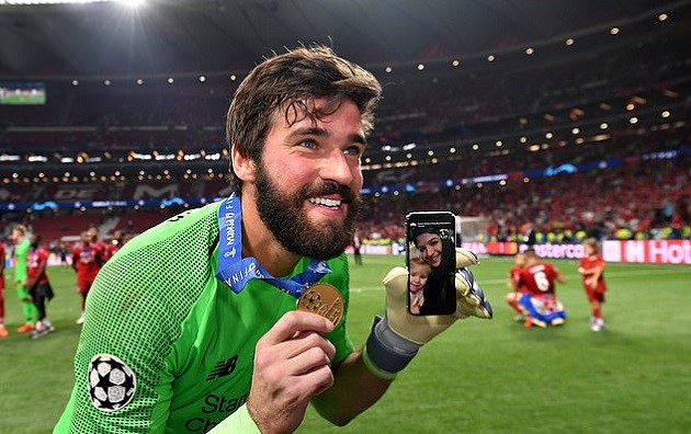 Nhà Alisson đón thêm 