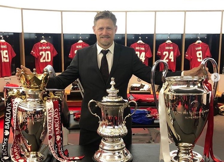 Man Utd legend Peter Schmeichel celebrates marriage to stunning Laura von Lindholm with big kiss - Bóng Đá
