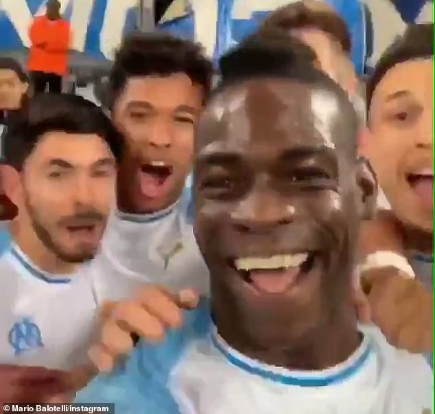 Lập siêu phẩm, Balotelli ăn mừng có 1-0-2 - Bóng Đá