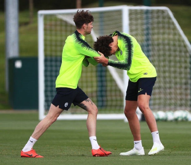 Chưa đấu Watford, Pep Guardiola đã tập ăn mừng chức vô địch - Bóng Đá