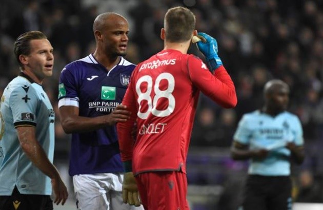 Watch raging Anderlecht boss Vincent Kompany scream at his own fans after they throw flare at Club Brugge ace Mignolet - Bóng Đá