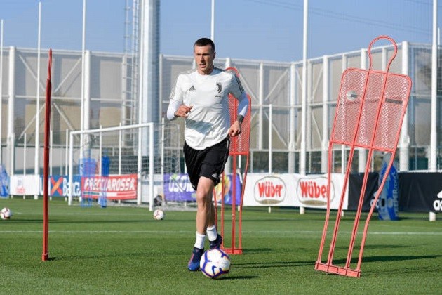 Ronaldo dính chấn thương, Allegri lo âu tìm 