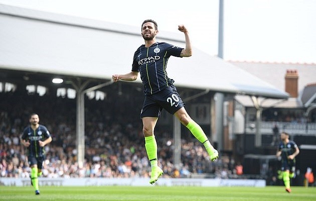 Sau vòng 32 Premier League: Liverpool thở phào vì Gà trống 