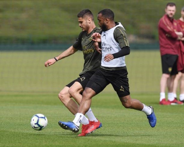 Dàn sao Arsenal, người nhăn nhó, người cúi mặt khi nghe Emery giáo huấn - Bóng Đá