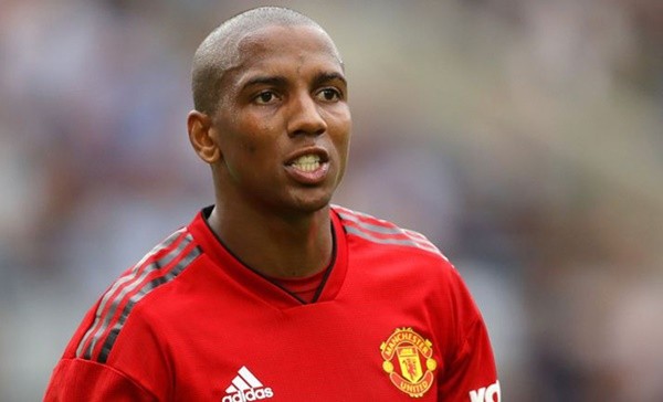 Solskjaer và Ed Woodward đồng loạt giữ chân Ashley Young - Bóng Đá