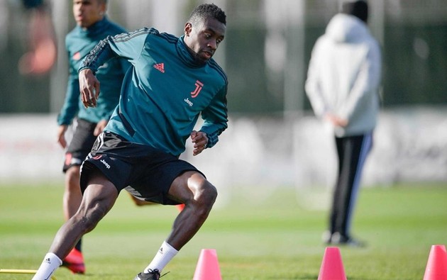 Tương lai bất định, Martial vẫn hạnh phúc bên người đẹp ở 