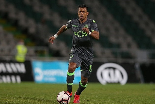 Alli ném chai nước, mời bạn gái cũ đến xem - Bóng Đá