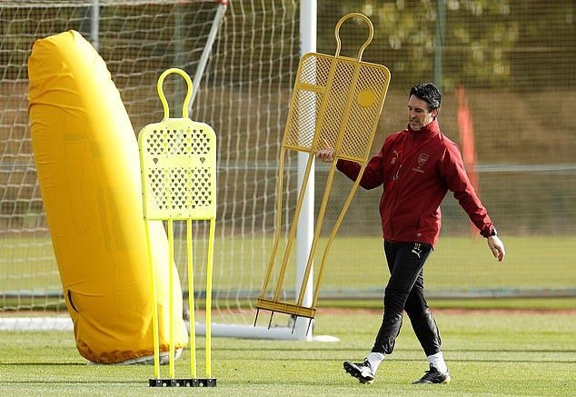 Fan Liverpool đốt pháo sáng - Bóng Đá