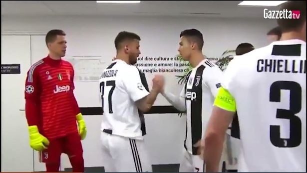 Ronaldo làm điều không thể tin nổi ở giữa hiệp trận thắng Atletico - Bóng Đá