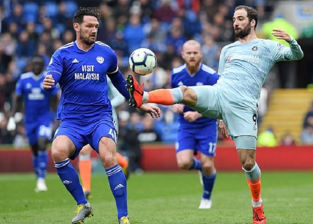 Khởi động kĩ càng, Hazard hụt hẫng thấy rõ khi bị Sarri 