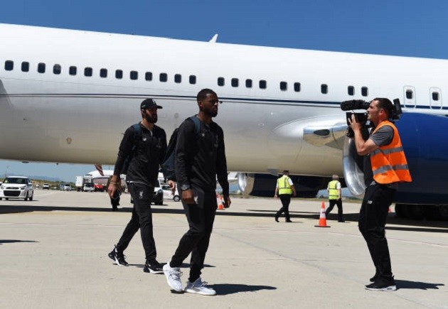 Vừa đặt chân xuống Madrid, dàn sao Liverpool đã được săn đón như 