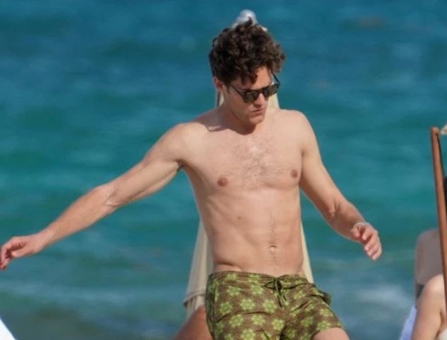 Marcos Alonso plays football on beach with stunning girlfriend Stephania - Bóng Đá
