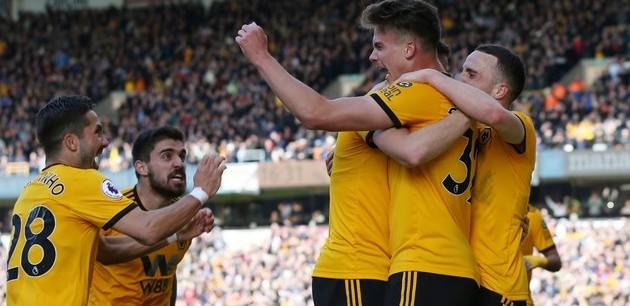 CĐV Wolverhampton mang mặt nạ đô vật ăn mừng mùa giải tuyệt vời - Bóng Đá