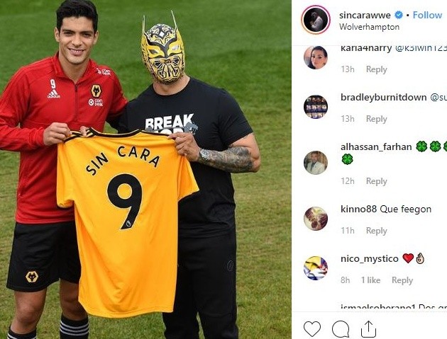 CĐV Wolverhampton mang mặt nạ đô vật ăn mừng mùa giải tuyệt vời - Bóng Đá