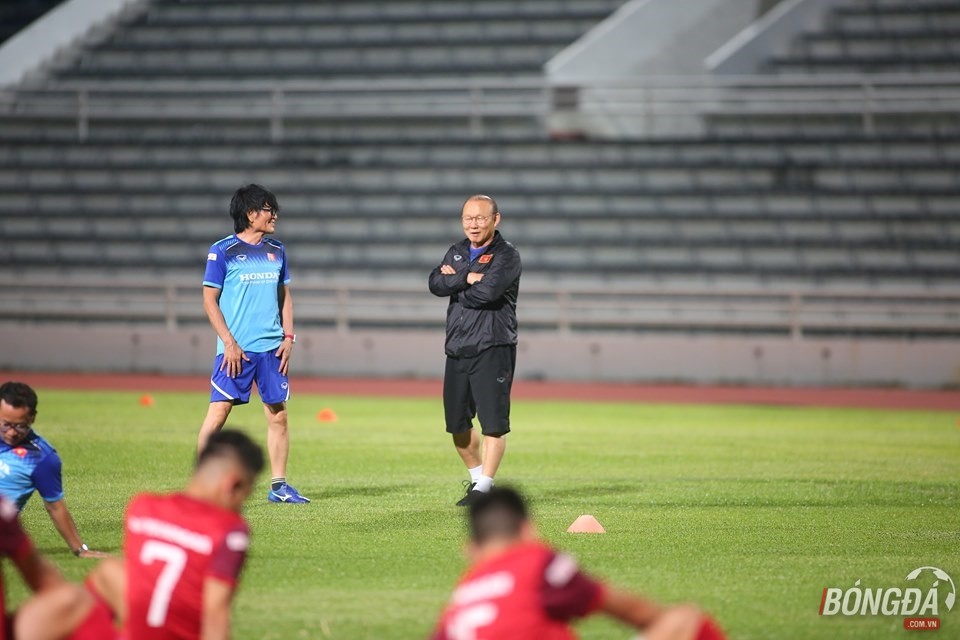 HLV Park Hang-seo có hành động lạ; Xuân Trường tự tin trước trận gặp Thái Lan - Bóng Đá