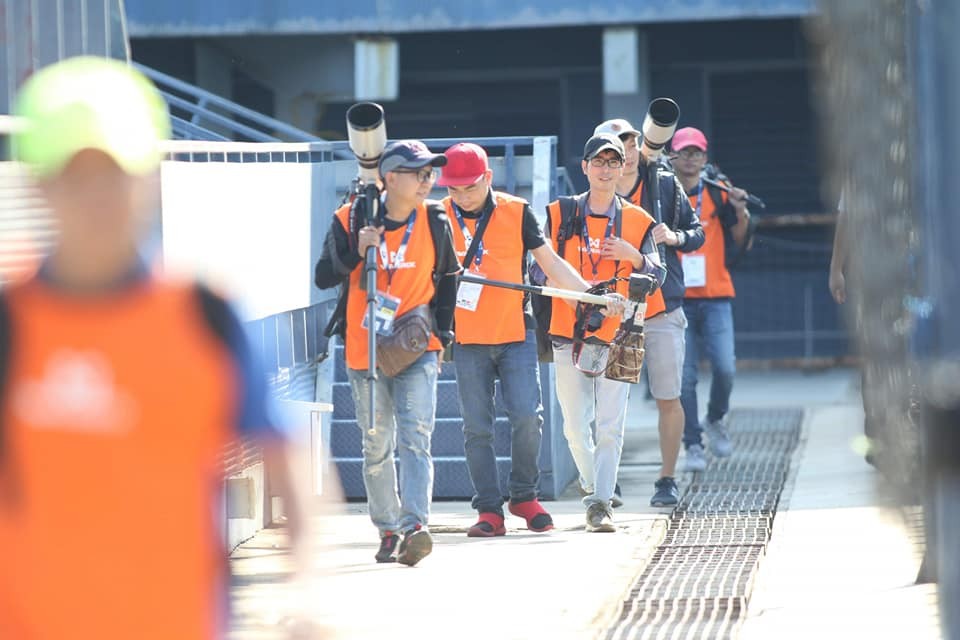 Phóng viên Việt “phát hoảng” khi mặc vest tác nghiệp chung kết King’s Cup - Bóng Đá