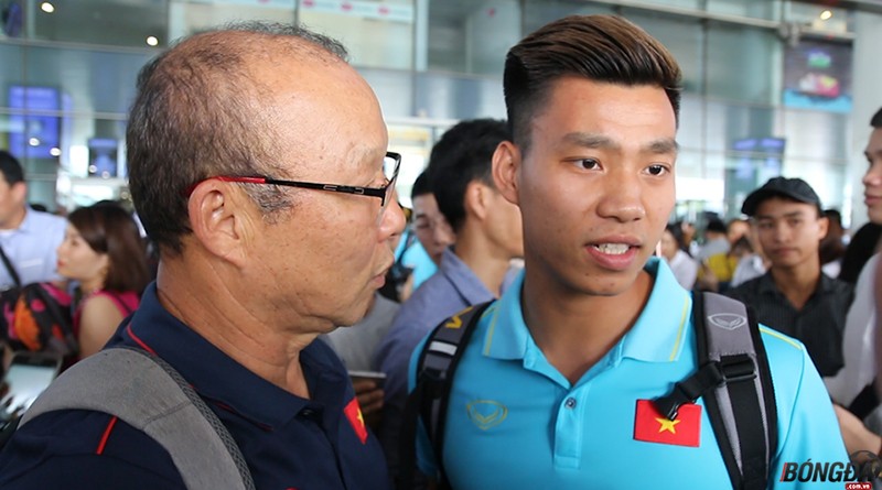 Đội tuyển Việt Nam chính thức về nước trong vòng tay người hâm mộ nước nhà - Bóng Đá