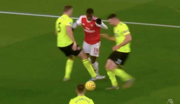 Arsenal đã mất oan quả penalty trước Sheffield? - Bóng Đá