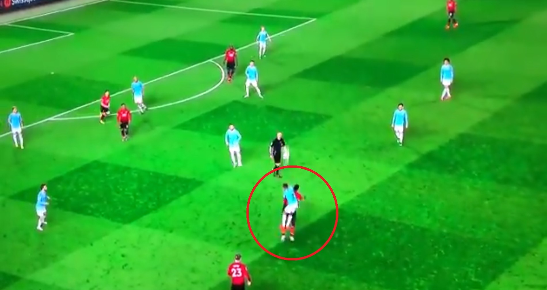 SÔC! Pogba bị Sterling đánh bại trên... không trung - Bóng Đá