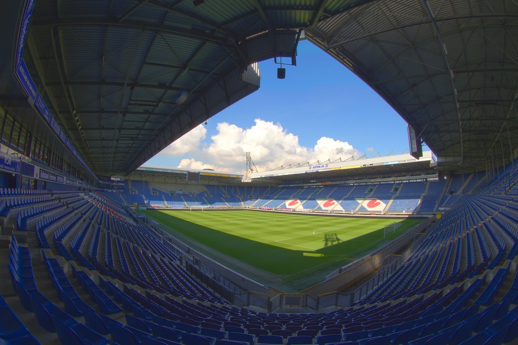 Shock at Heerenveen: big bang at Abe Lenstra Stadium, supporters escape - Bóng Đá