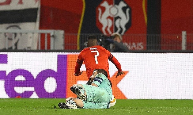 Sokratis lãnh thẻ đỏ và đây là thái độ khó tin của Emery với học trò - Bóng Đá