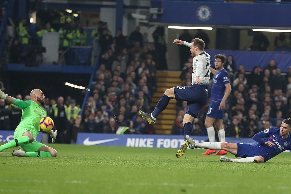 Son Heung-min như tài tử điện ảnh, nhận giải Cầu thủ xuất sắc nhất PL - Bóng Đá