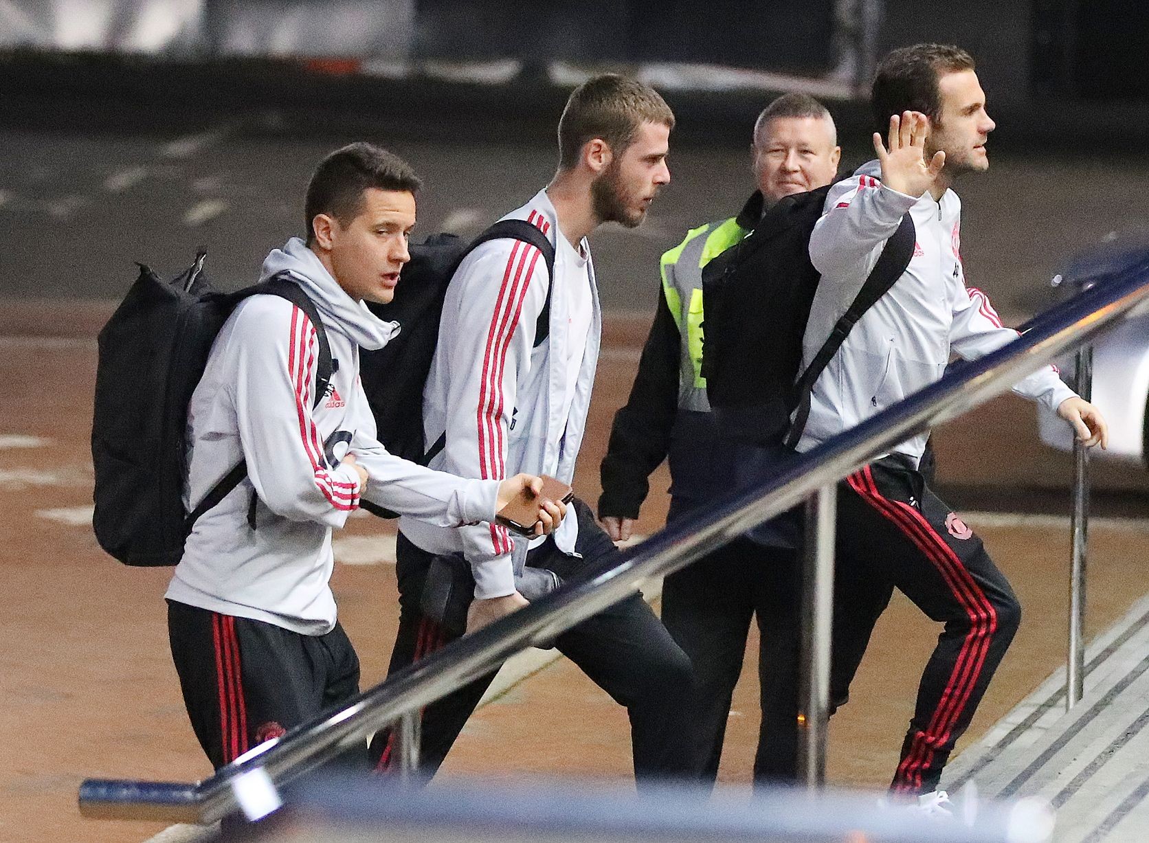 Tuanzebe 100 triệu bảng - fans MU sad - Bóng Đá