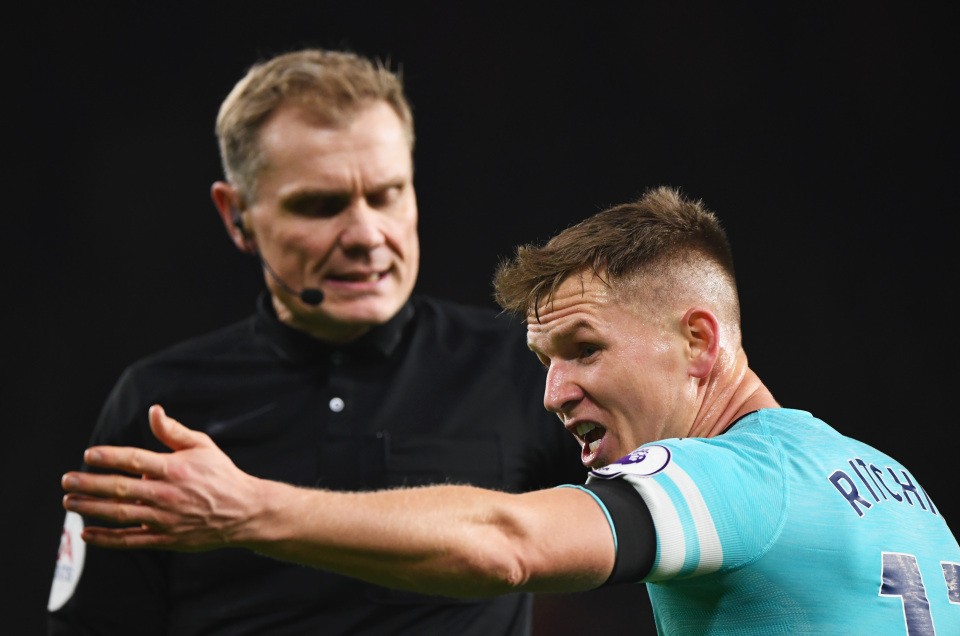 10 cầu thủ chơi bẩn nhất Premier League mùa 2018/19 - Bóng Đá