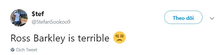 Biểu cảm khó đỡ của Ronaldo khi nâng cúp bạc - Bóng Đá