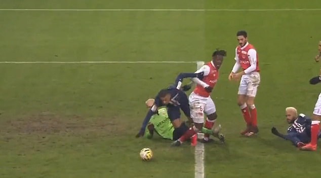 Neymar dùng mông chuyền bóng, Mbappe dùng tay ghi bàn - Bóng Đá
