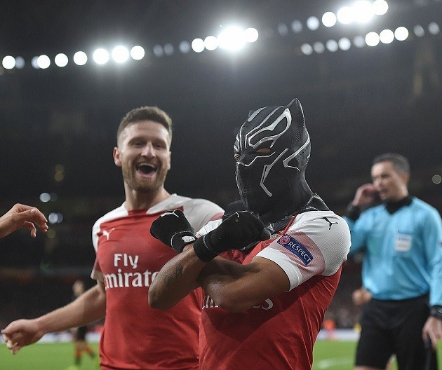 Cận cảnh tai nạn rùng mình khiến thủ thành Arsenal suýt thành 