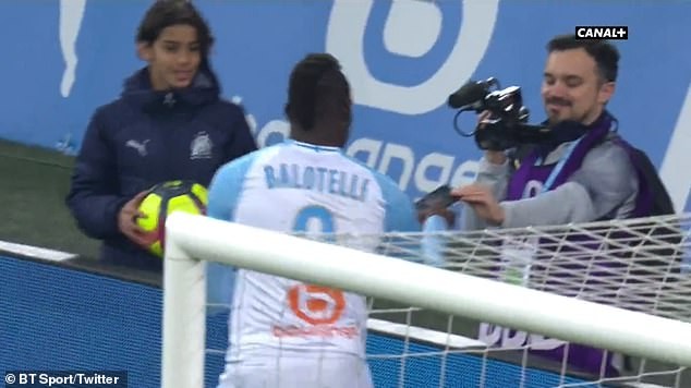 Lập siêu phẩm, Balotelli ăn mừng có 1-0-2 - Bóng Đá