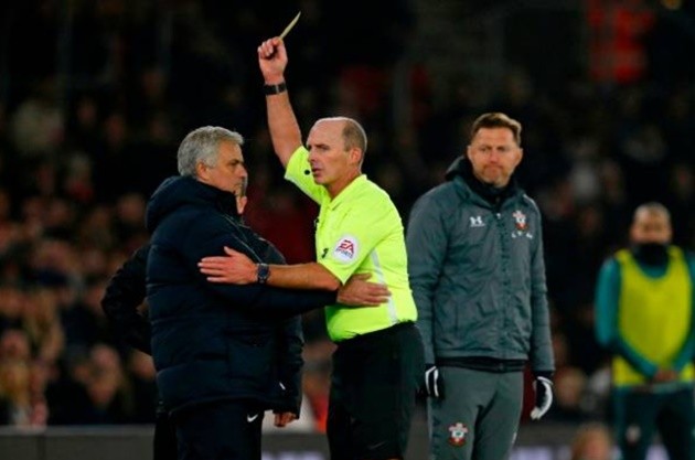 Jose Mourinho: I was rude to an idiot, says Tottenham manager after booking - Bóng Đá