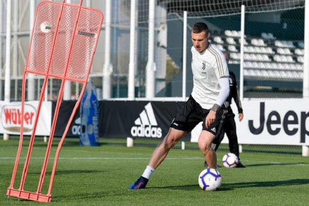 Ronaldo dính chấn thương, Allegri lo âu tìm 