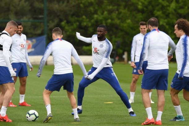 Không phải Coutinho, cô bé mascot này mới là tâm điểm của trận khai mạc Copa - Bóng Đá