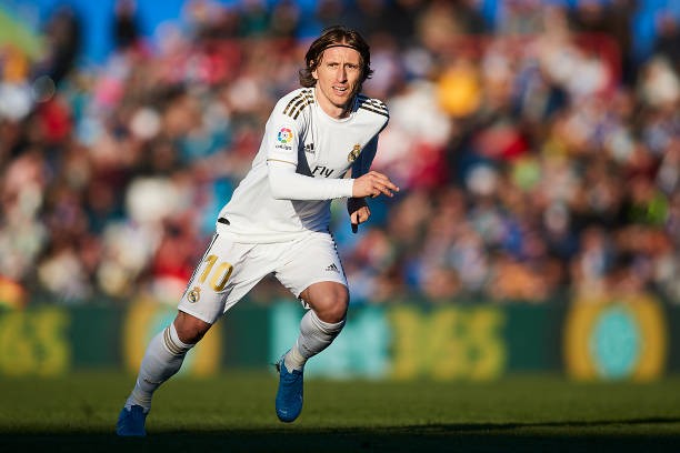 Varane tỏa sáng, Real Madrid chia sẻ ngôi đầu với Barca - Bóng Đá