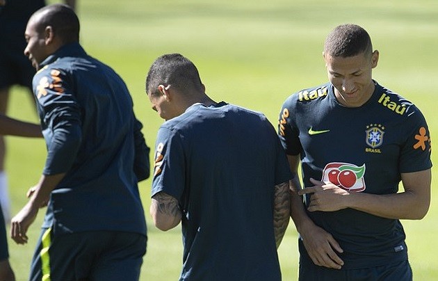 Vừa lên tuyển, Neymar đã luyện tuyệt kĩ 